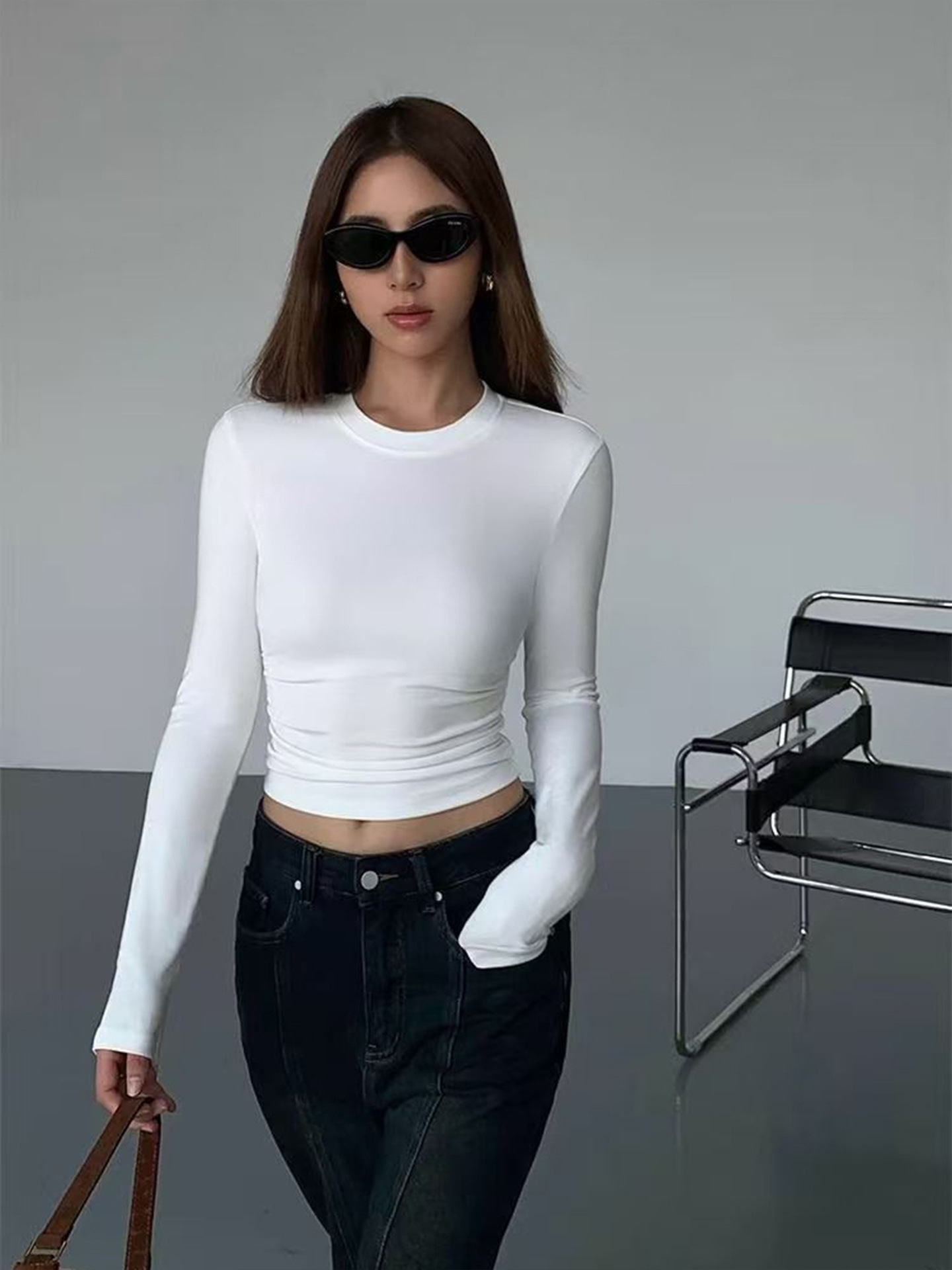 Korean Style Fitted Long-sleeved T-shirt With Pointed Shoulders And Cropped Waist.