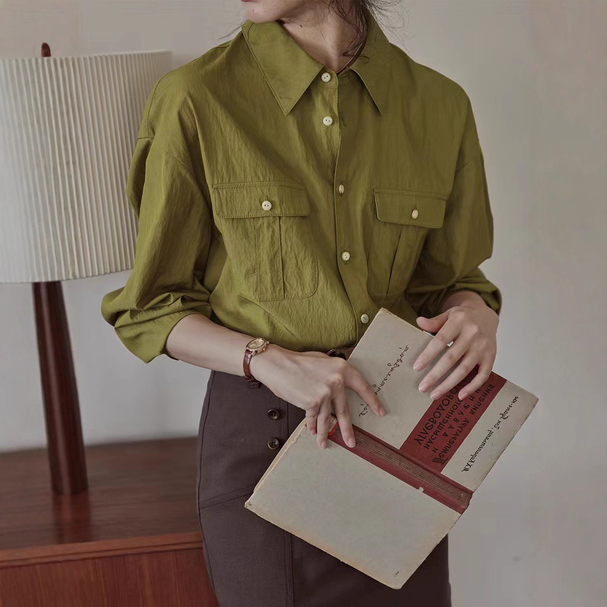 French Retro Green Shirt With Unique Wrinkled Texture And Three-dimensional Patch Pockets, A Sophisticated Layered Shirt.