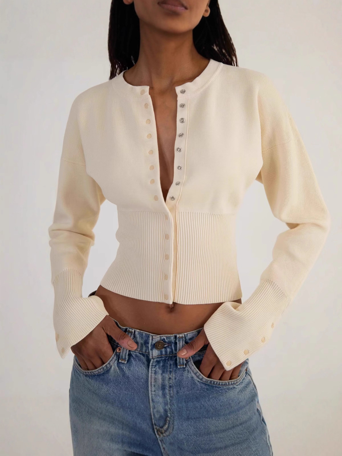 High-waisted Women's Round Neck Single-breasted Knit Top, A Niche Short Style For Layering.